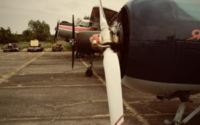 Ein Blick in den Hangar des Nachbarn (YAK-52)